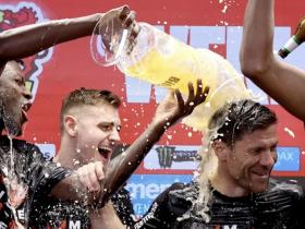 图片报：阿隆索在夺冠发布会上被球员浇了6升啤酒
