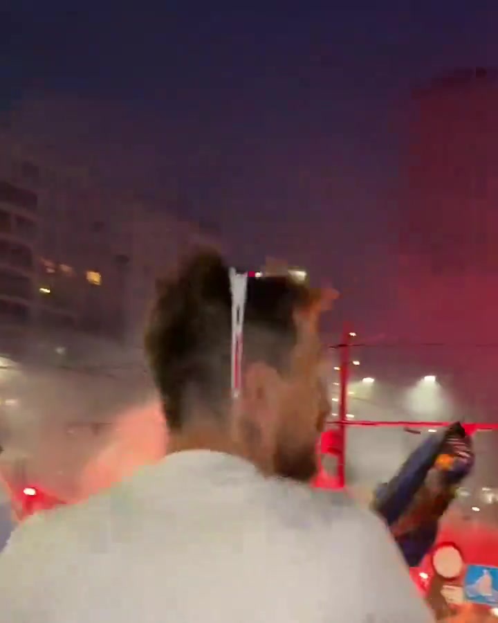 国米冠军游行，大量球迷燃放烟火，和球员一起唱歌庆祝