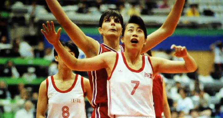 官宣！中国女篮敲定17人名单 三大WNBA球员领衔 张镇麟妈妈做领队