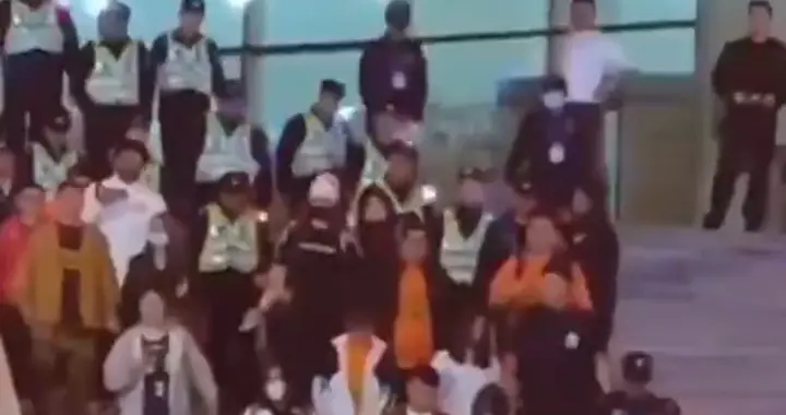 太罕见了！G2广东球迷被保安护送离开场馆，球迷矛盾确实大！