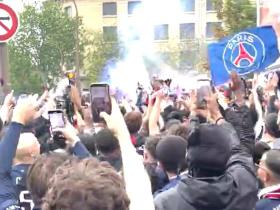 为大战预热，赛前两小时巴黎球迷已点燃烟雾弹在街头助威