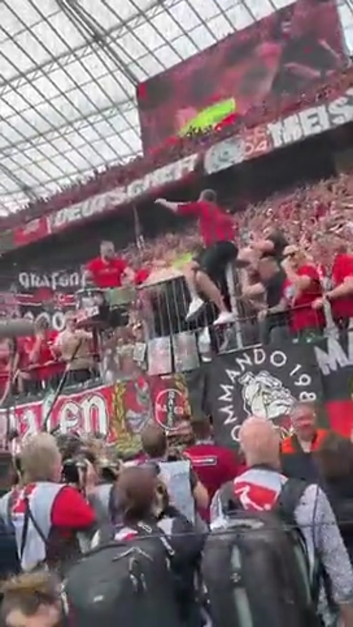 赛后阿隆索翻越广告牌 爬上看台与球迷们一起庆祝