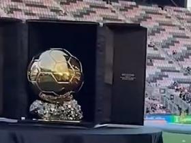 宠粉时刻，迈阿密国际在今天训练时展示梅西第8座金球奖杯