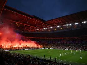 电讯报：面对球迷冲场+燃放烟花，欧足联对温布利安保总体满意