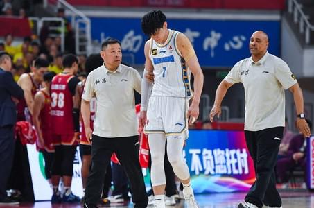 重摔倒地磕到后脑勺，媒体人：曾凡博伤势可能影响系列赛走向