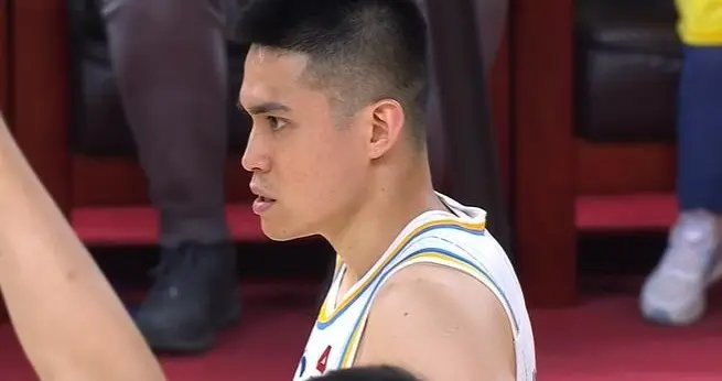 曾凡博重伤！陈盈骏大心脏，关键时刻连轰6分，北京队2-0领先