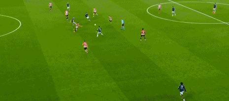 第45分钟，乌加特助攻，B费破门，曼联3-0