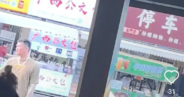 朱芳雨柳州度假！逛街相中广西公文包,喝完家乡特色,大金链子抢眼