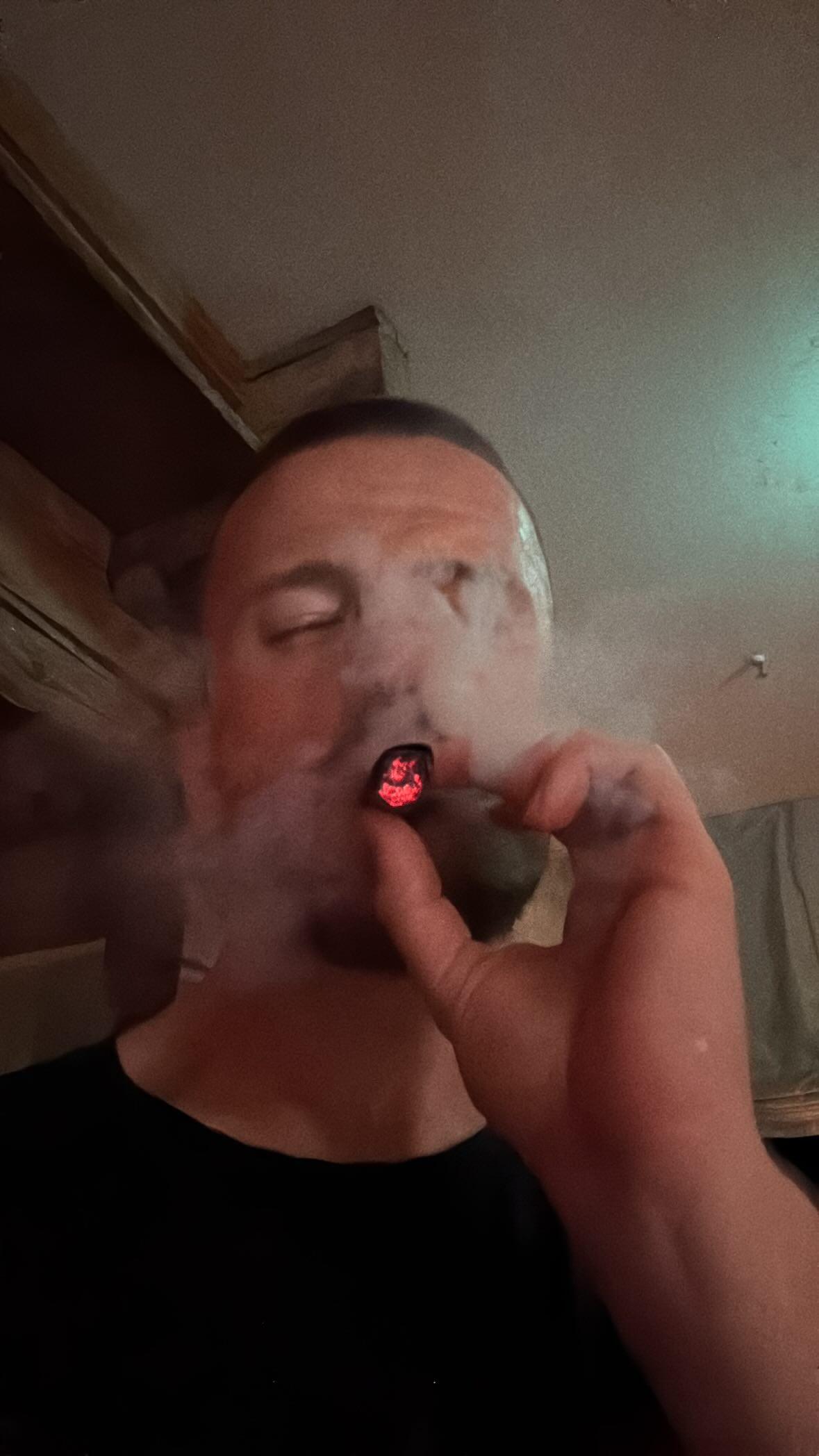 首尝冠军滋味，拜仁后卫戴尔晒抽雪茄自拍照