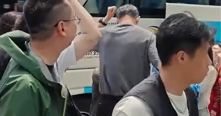 北京启程杭州！许利民面带笑容握拳致意，球员淡定，G5已到绝境！
