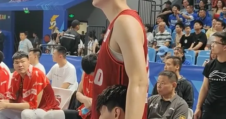 北京丢G6展暖心画面！翟晓川搂着曾凡博安抚，后者采访主动致歉！