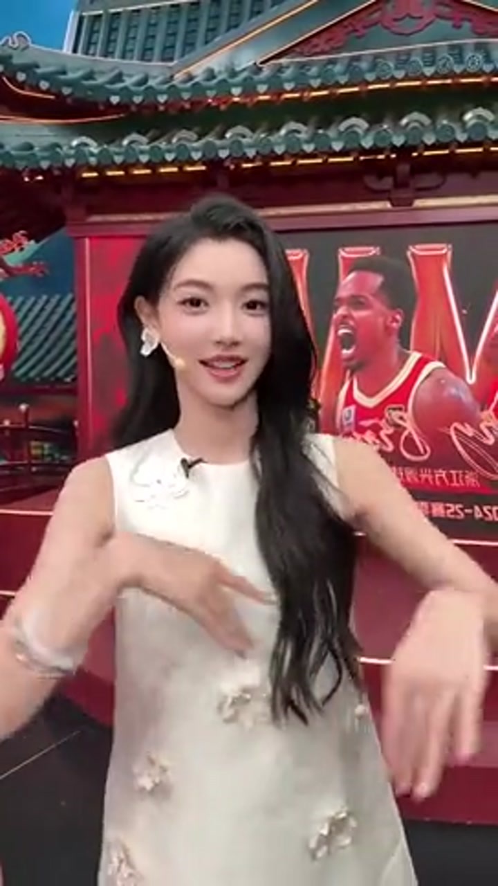 金佳悦跳手势舞 看到郭艾伦从身后走过笑的停不下来