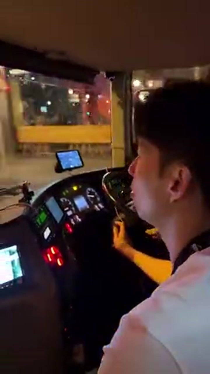 热刺返回的大巴上 孙兴慜按喇叭回应球迷
