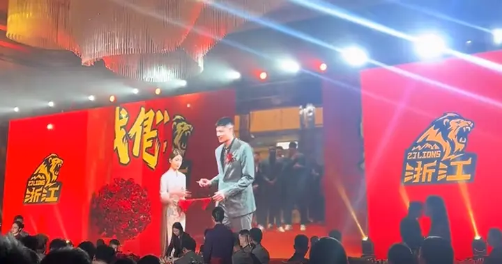 广厦庆功宴！全员穿西装，李春江+3老臣参加，仪式感拉满！
