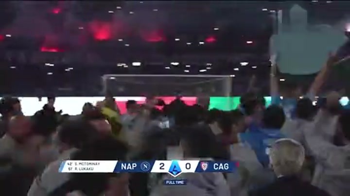 哨响时刻！那不勒斯球员庆祝夺队史第4座意甲冠军