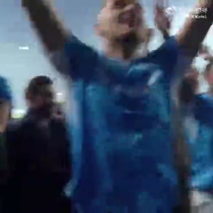 赛后那不勒斯全队与球迷庆祝夺冠