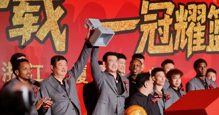 情义!广厦庆功宴摆70桌请回功勋将帅,71岁老板给李春江倒茅台敬酒