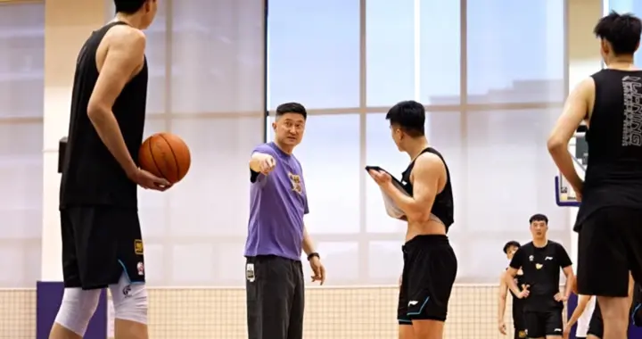 广东官宣集结！杜锋已归队执教，训练氛围轻松，王少杰+四张都在