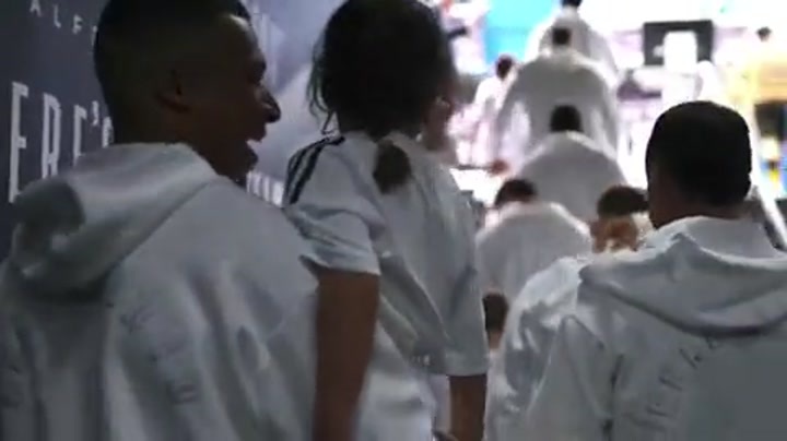 巴斯克斯主场告别 姆巴佩入场时抱着巴斯克斯的女儿