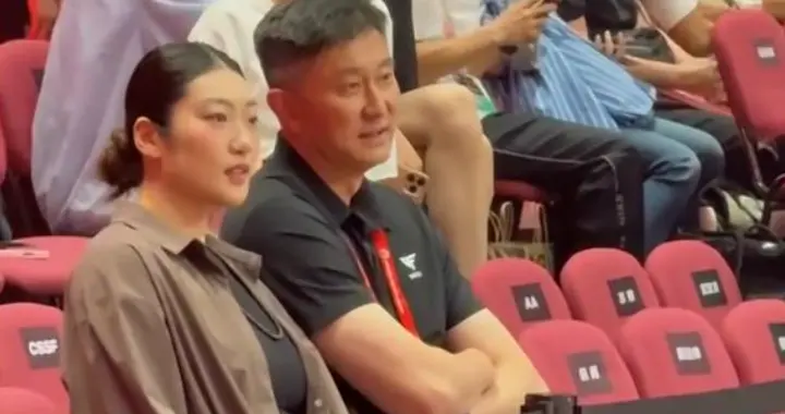 谁注意李梦，现身耐高总决赛，打扮太漂亮，和杜锋热情交谈