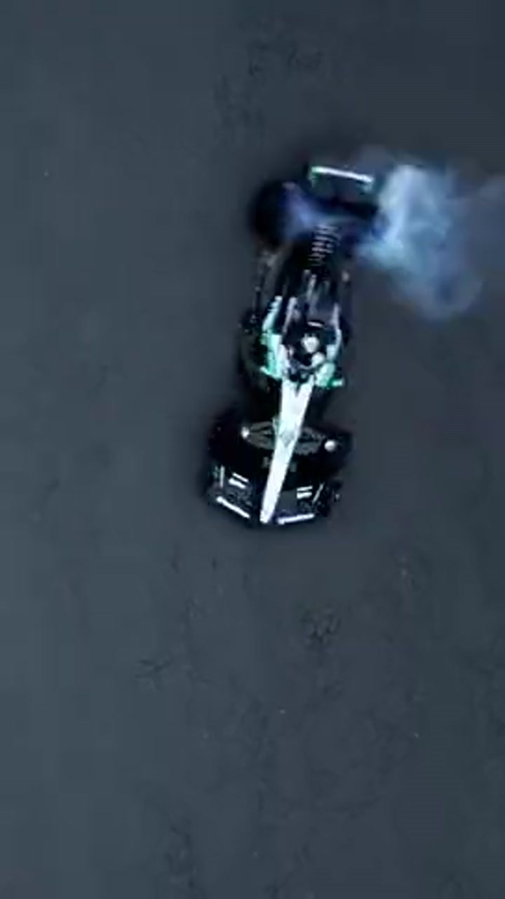 F1车手驾驶梅奔赛车 护送决赛用球前往安联球场