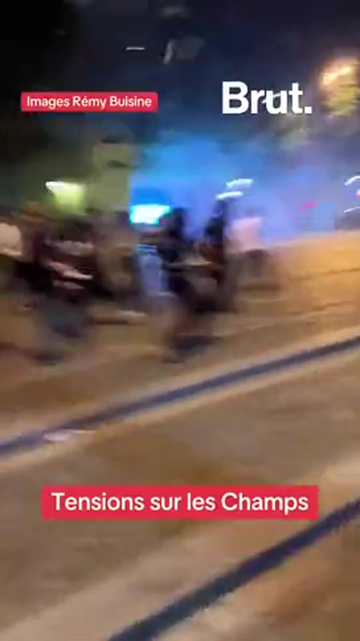 巴黎极端球迷袭警致香榭丽舍大街一片混乱