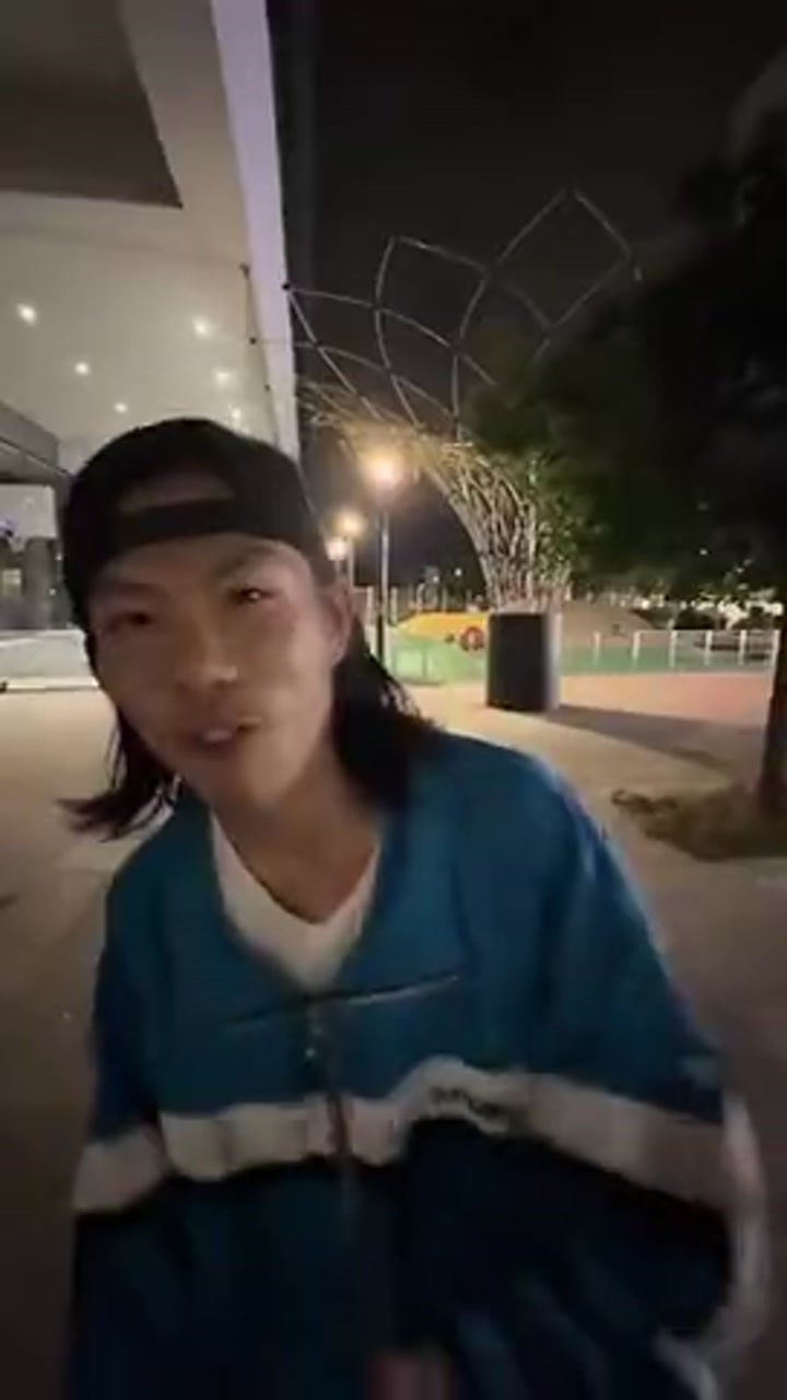 吓人！巴黎街头有人骑着摩托四处放烟花