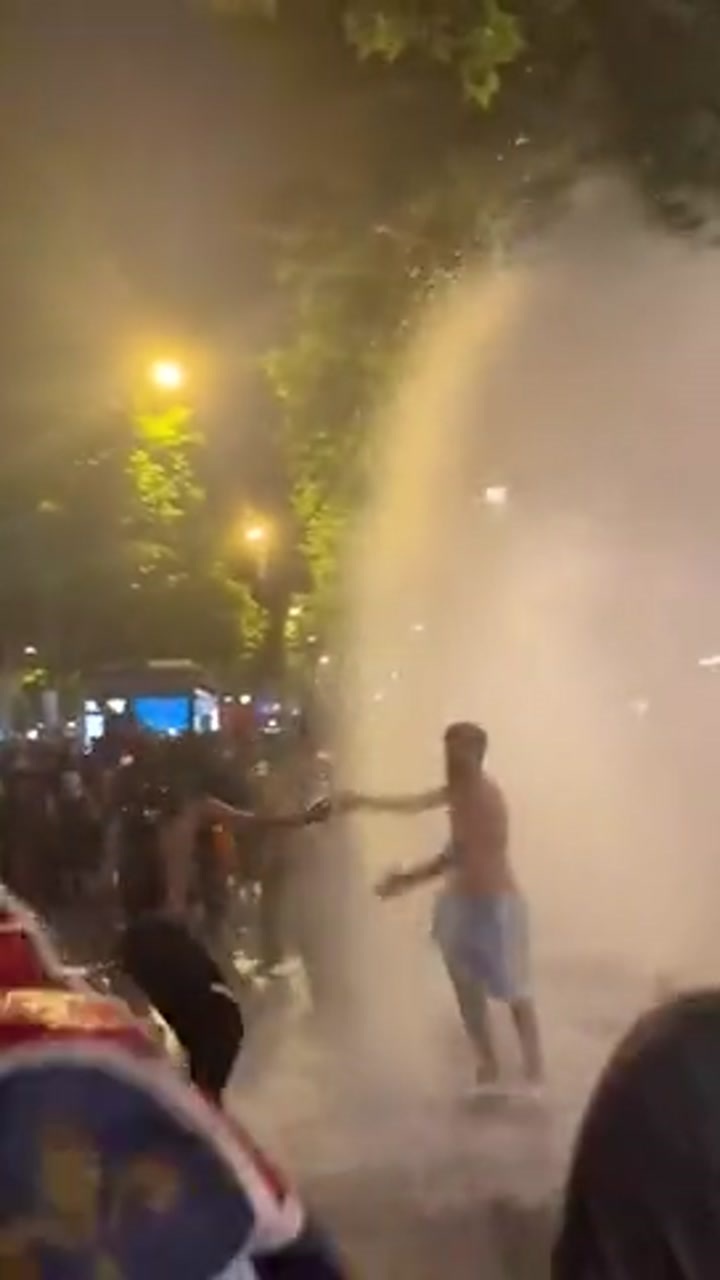 自制喷泉！巴黎狂热球迷这是干爆了路边消防栓？