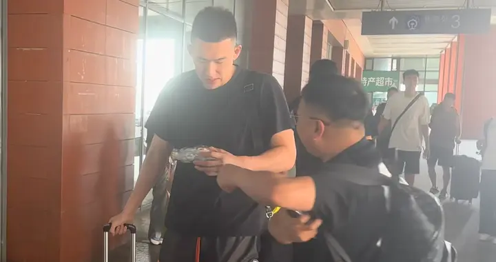 辽篮启程北京热身赛，杨鸣分批前往，全部球员都在，继伟胖了点！