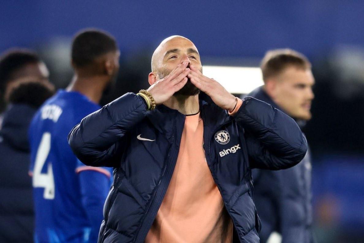 记者：切尔西想签右脚左边锋，人选有加纳乔、威廉斯和吉滕斯