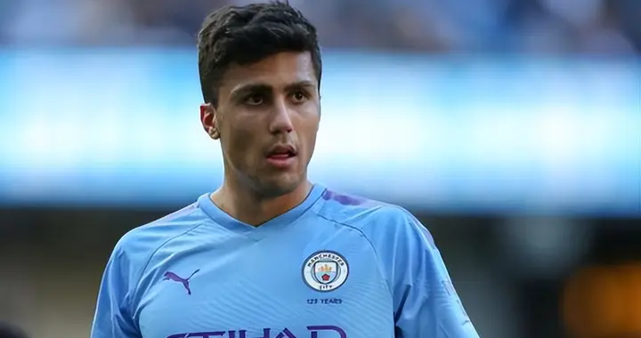 曼城看上巴西新铁腰，罗德里最佳替身，报价7000万欧，3豪门来抢