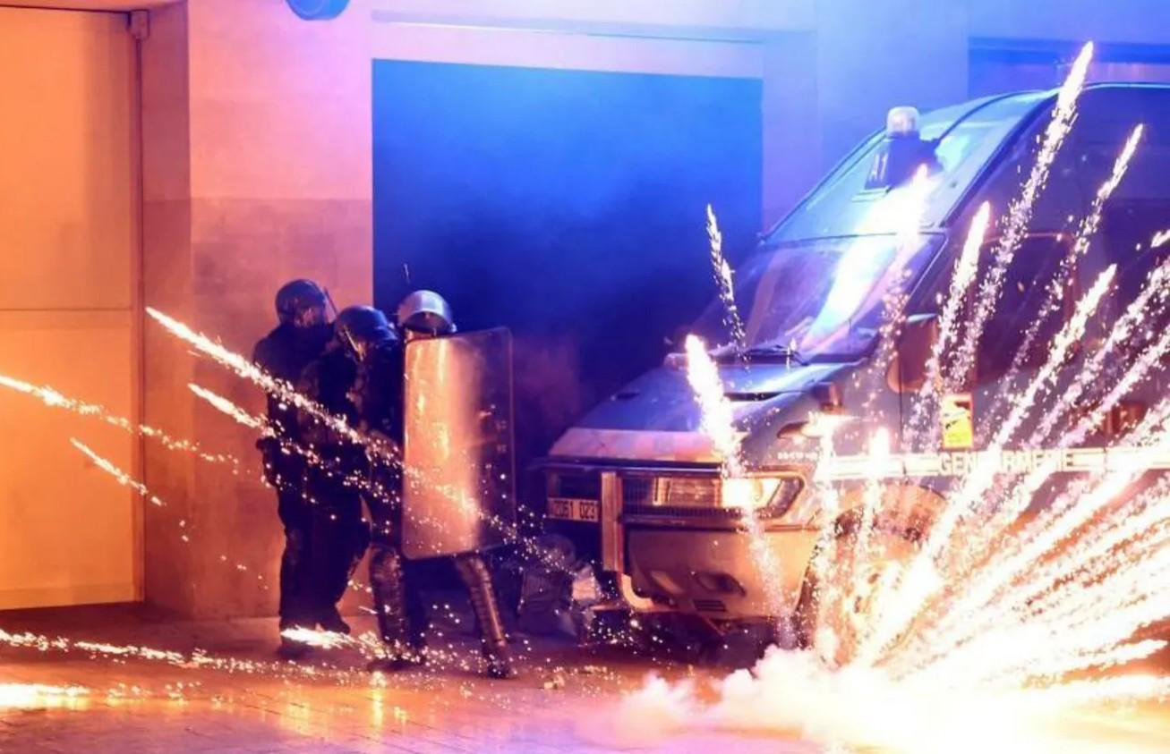法媒：巴黎夺冠庆典继续引发骚乱，有人向警方发射简易迫击炮