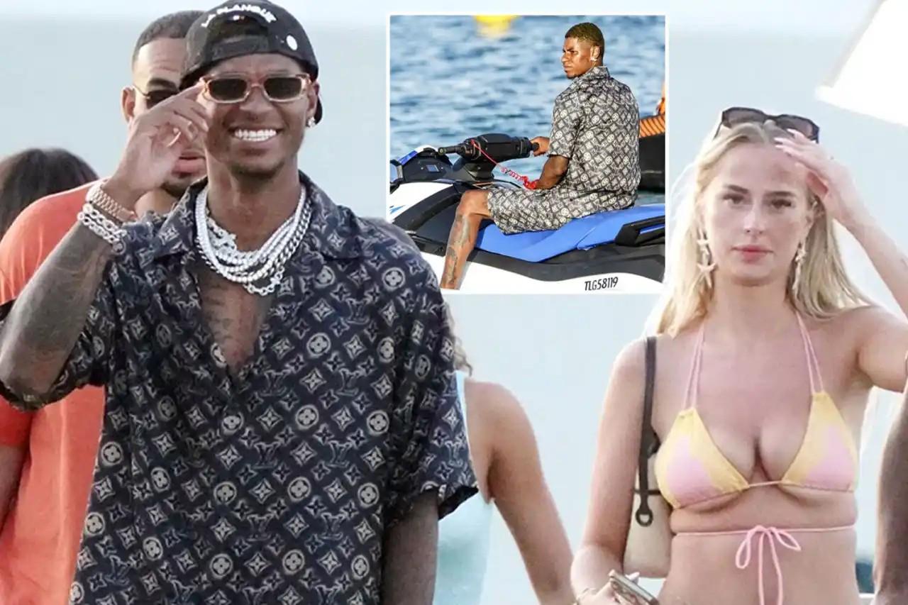 太阳报：拉什福德在里维埃拉度假，他的身边多了一位金发女郎