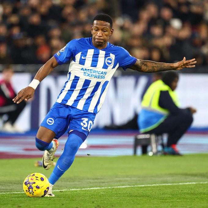 记者：曼联有意布莱顿左后卫埃斯图皮尼安