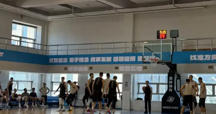 辽宁北京打完热身赛后，同天赶赴贵港赛区，路途达到10小时！