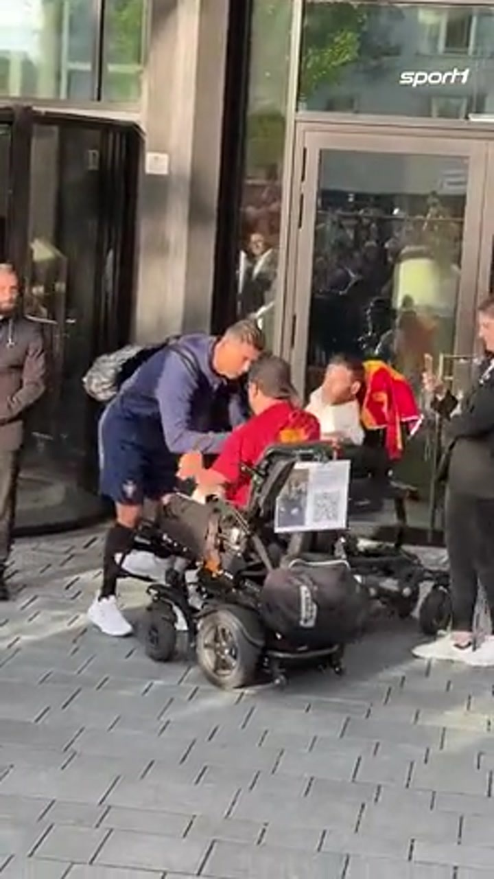 C罗给坐轮椅的球迷签名 险些被轮椅误伤