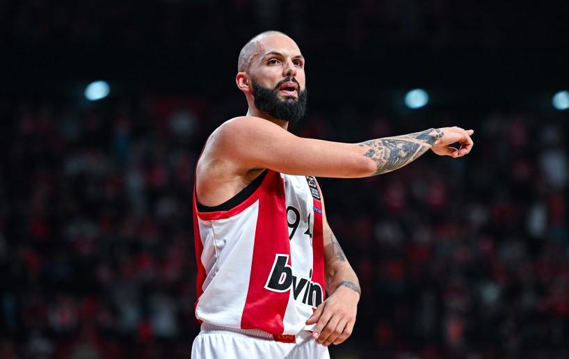 有点离谱！前NBA球员富尼耶对观众做出低俗动作，被驱逐
