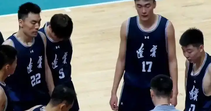 韩德君退役内线咋办？刘雁宇打27分钟防守+篮板全垮，打不了五啊