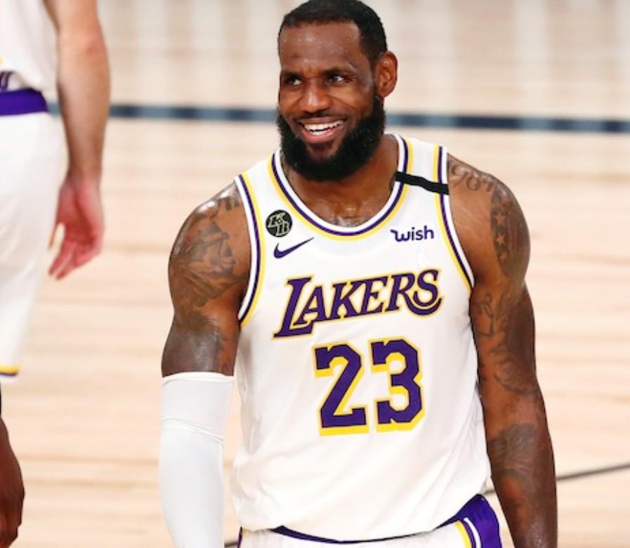 詹姆斯：球员可以尽情享受NBA总决赛，但要保持专注&记住目标