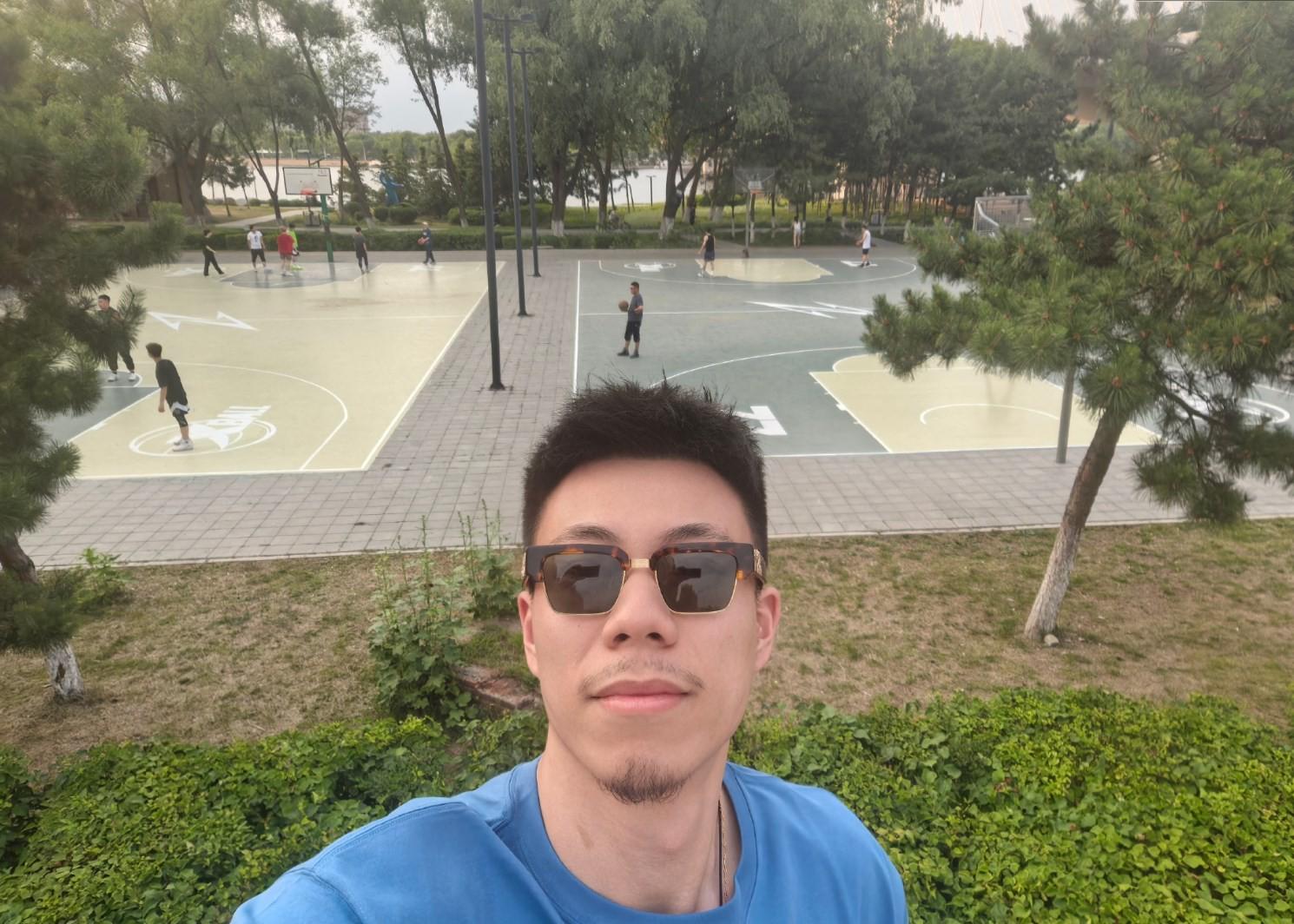 ﻿张镇麟晒新球场照片：很荣幸能为家乡添两块小小的球场