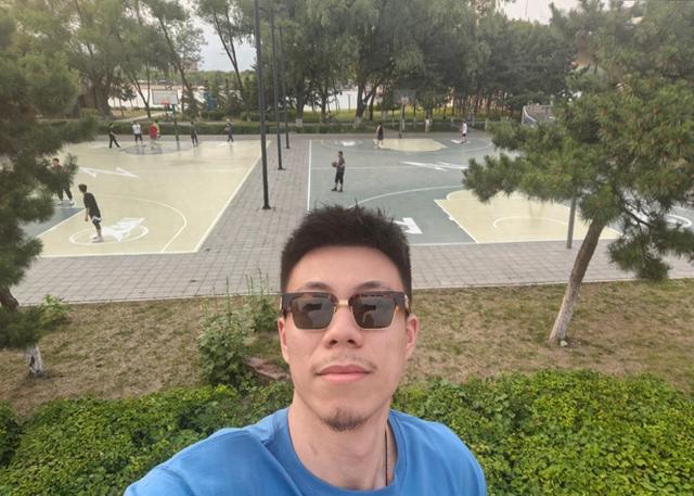 张镇麟晒新球场照片：很荣幸能为家乡添两块小小的球场