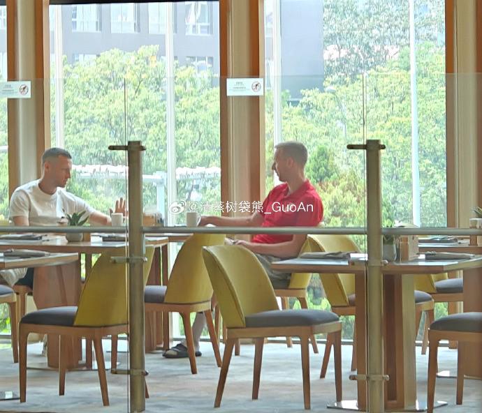 博主：国安外援斯帕伊奇和亚泰外援贝里奇赛前叙旧