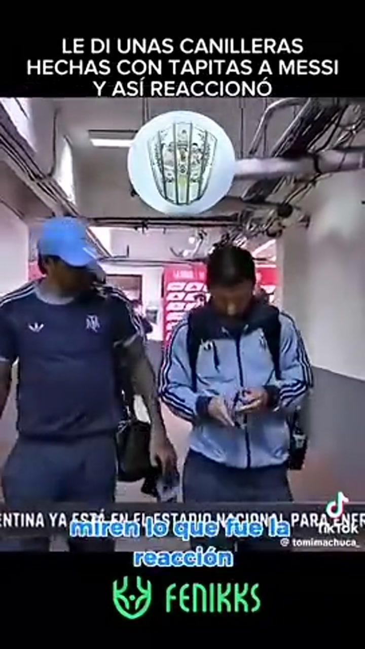 梅西收到球迷亲自做的护腿板，然后向德保罗炫耀