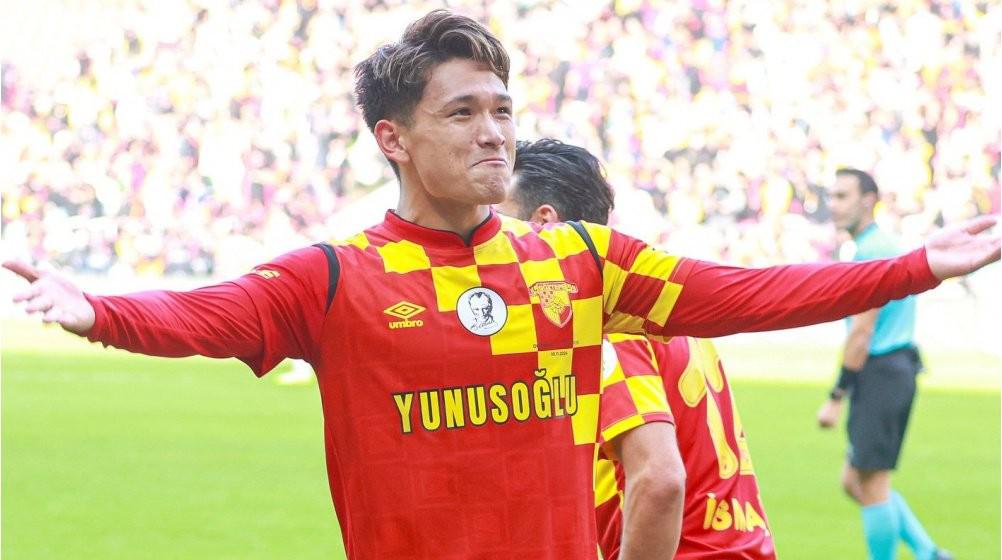 记者：多家德甲俱乐部关注日本22岁中场松木玖生