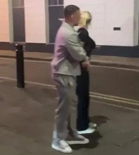 太阳报：特里皮尔约会神秘金发女郎；他妻子已经咨询律师