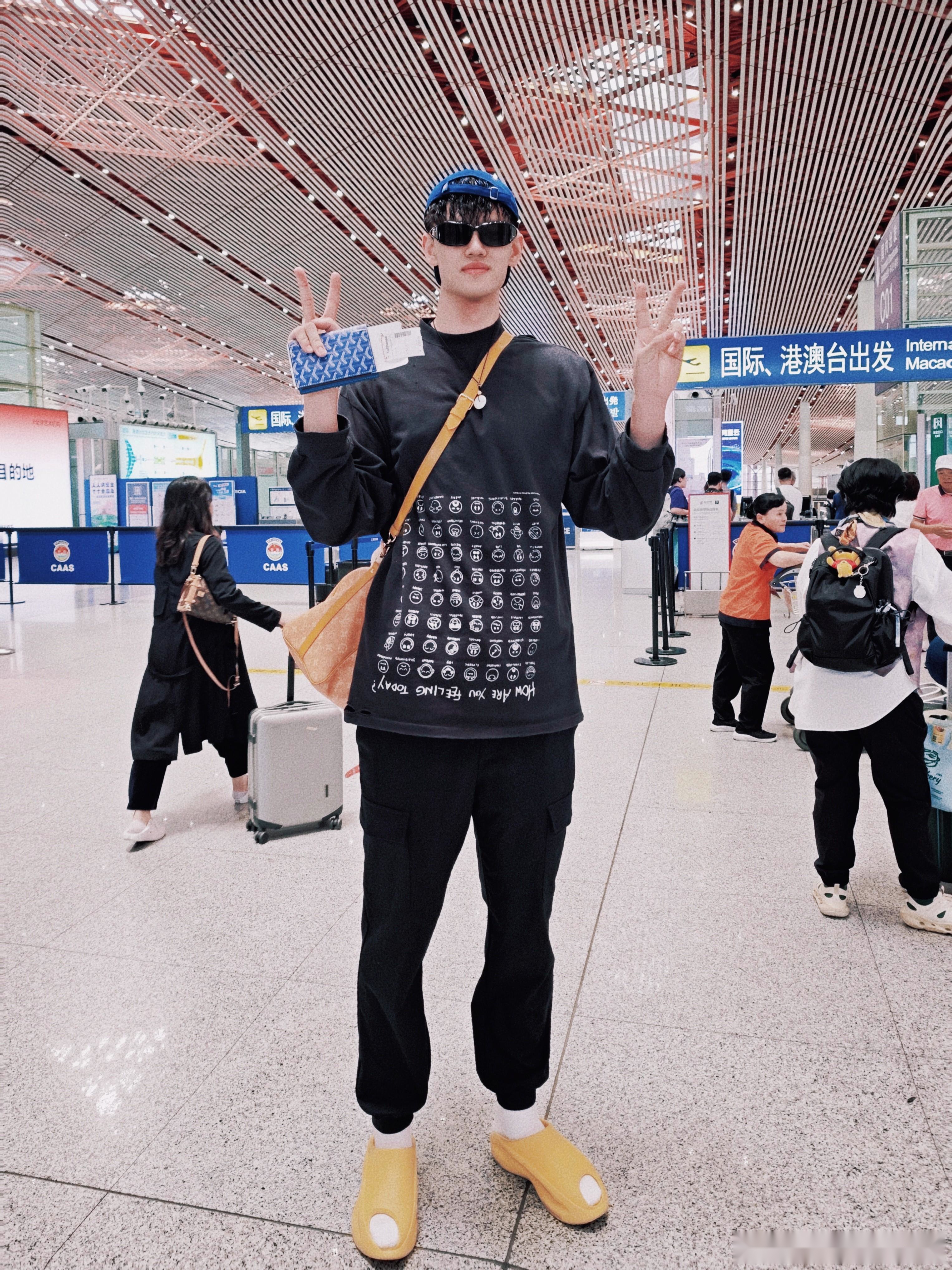 曾凡博启程前往德国继续康复训练之旅，工作室晒机场帅照