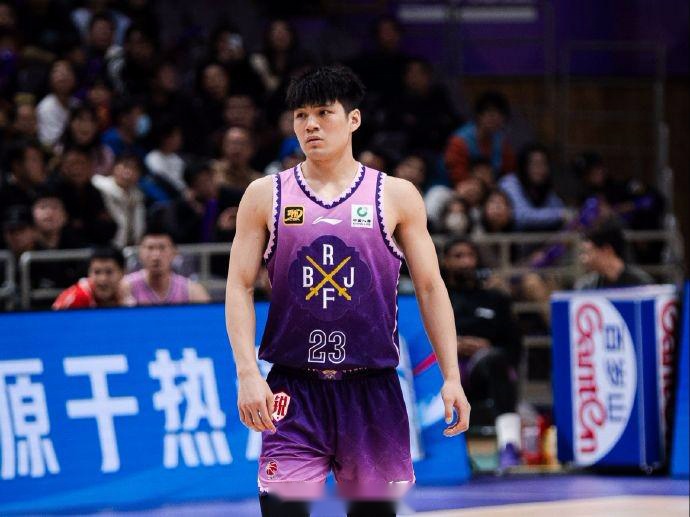 媒体人：广东宏远与北控男篮关于引进陈国豪的谈判进展缓慢