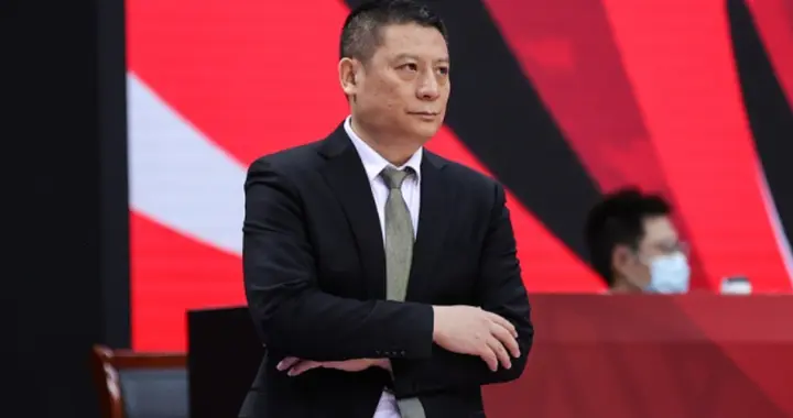 更替挺快！曝张庆鹏加盟北控后，周金利接近接班，固执用人引担忧