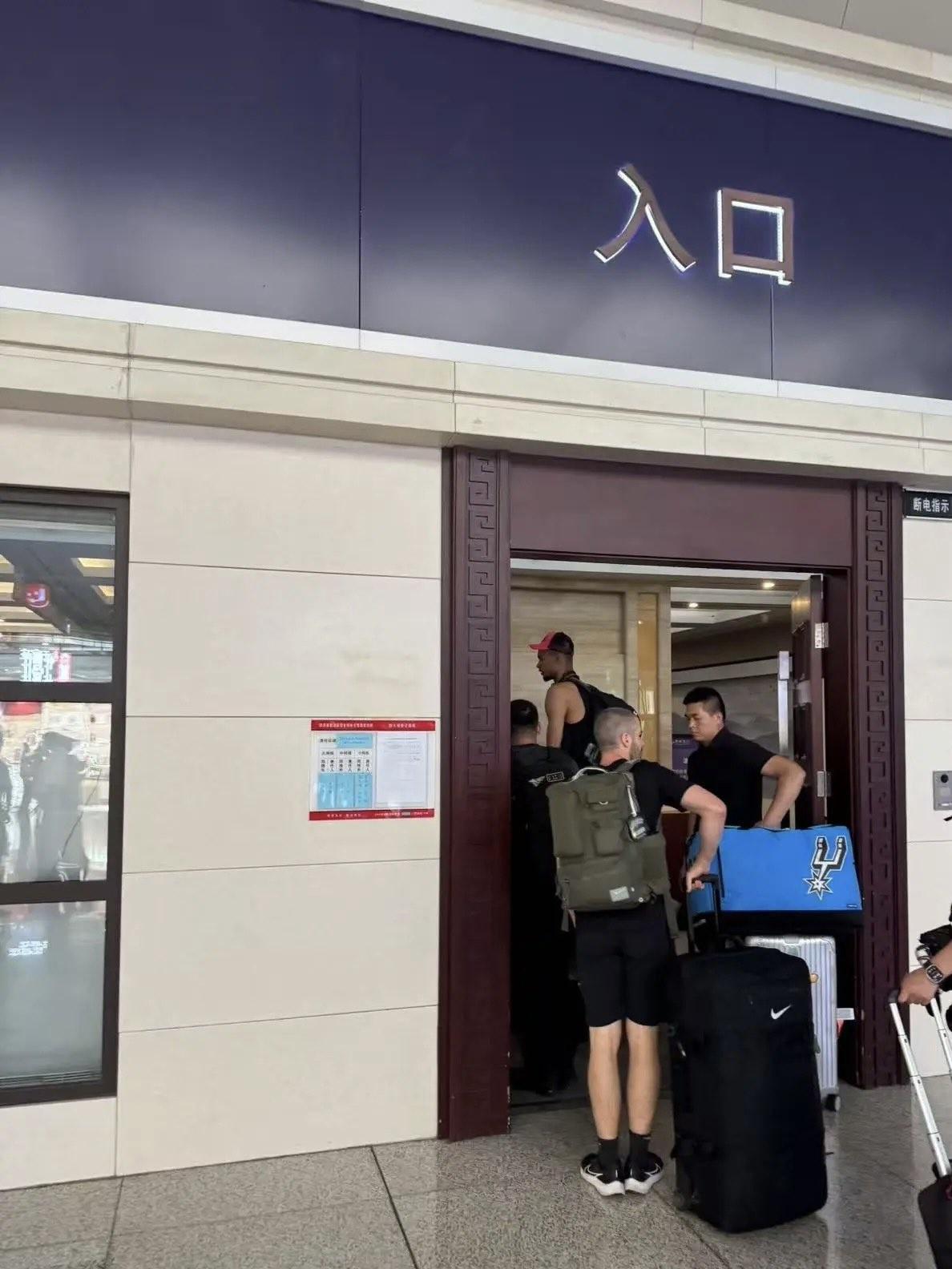 文班亚马结束少林修行，已在郑州东站乘高铁去北京，准备返美