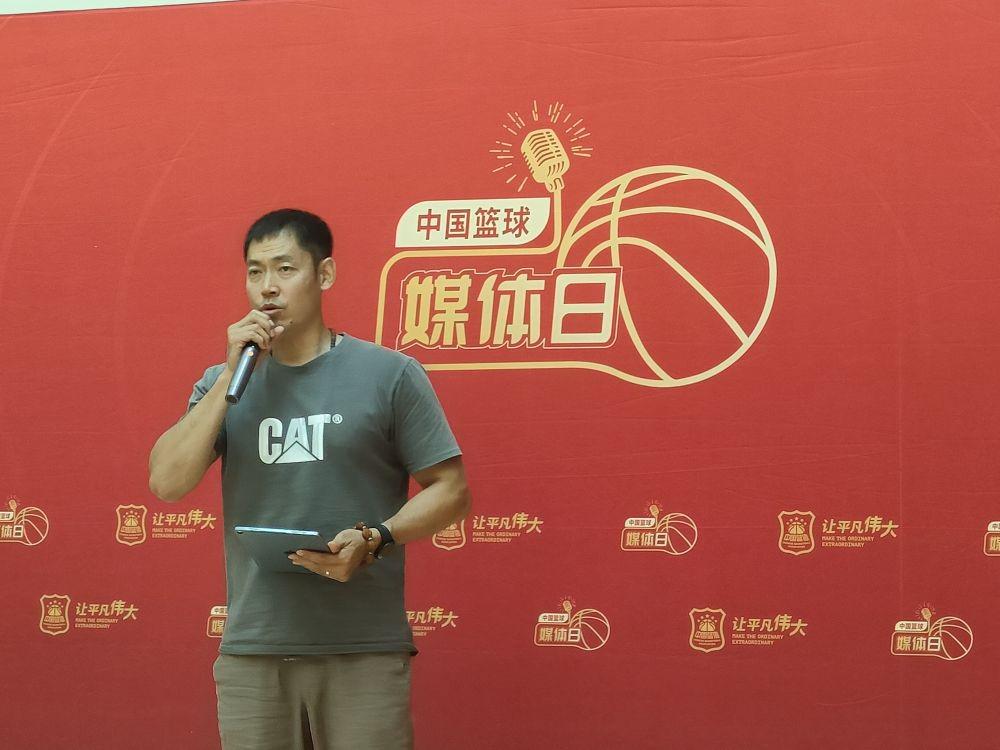 张庆鹏：国内篮球青训忽略了个人有球技巧，持球进攻应该提高